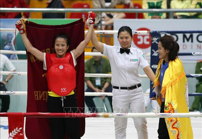 Trong ảnh: VĐV Nguyễn Thị Hằng Nga (Bình Định, giáp đỏ) giành Huy chương Vàng sau khi chiến thắng VĐV Lâm Thị Thúy Tuyên (Đồng Nai, giáp xanh) trong trận chung kết hạng cân 52kg của nữ. Ảnh: Văn Điệp – TTXVN