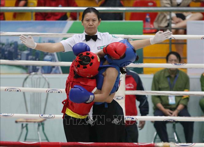 Trong ảnh: Trận chung kết hạng cân 52kg của nữ giữa VĐV Nguyễn Thị Hằng Nga (Bình Định, giáp đỏ) và VĐV Lâm Thị Túy Tuyên (Đồng Nai, giáp xanh). Ảnh: Văn Điệp – TTXVN