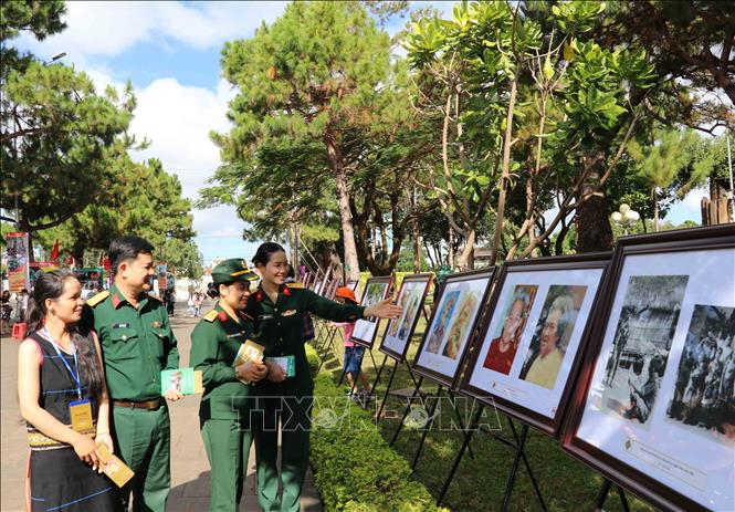 Trong ảnh: Khán giả tham quan Triển lãm. Ảnh: Hồng Điệp - TTXVN. 