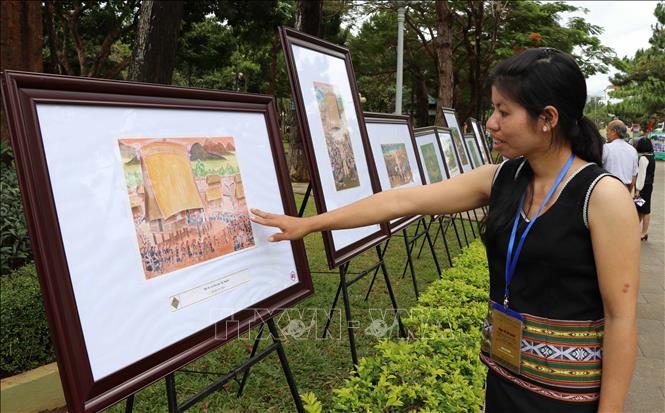 Trong ảnh: Cháu nội cố họa sỹ Xu Man, một người rất thích tranh của ông và vẽ rất đẹp mặc dù không qua lớp đào tạo mỹ thuật nào. Ảnh: Hồng Điệp - TTXVN.