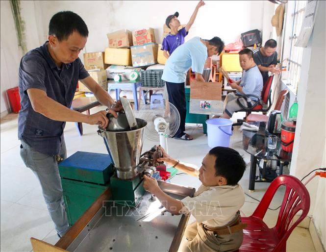 Trong ảnh: Thầy Phương (phải) và các học viên của trung tâm tại xưởng sản xuất hương. Ảnh: Trần Lê Lâm - TTXVN