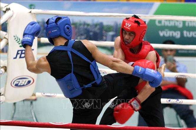 Trong ảnh: Trận chung kết hạng cân 70kg của nam giữa VĐV Trương Văn Hải (TP Hồ Chí Minh, giáp đỏ) và VĐV Nguyễn Văn Tư (Bình Dương, giáp xanh) với chiến thắng thuộc về Nguyễn Văn Tư. Ảnh: Văn Điệp – TTXVN