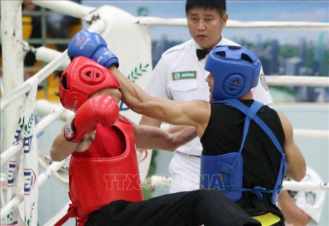 Trong ảnh: Trận chung kết hạng cân 70kg của nam giữa VĐV Trương Văn Hải (TP Hồ Chí Minh, giáp đỏ) và VĐV Nguyễn Văn Tư (Bình Dương, giáp xanh) với chiến thắng thuộc về Nguyễn Văn Tư. Ảnh: Văn Điệp – TTXVN