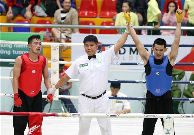 Trong ảnh: VĐV Nguyễn Văn Tư (Bình Dương, giáp xanh) giành huy chương Vàng sau khi chiến thắng VĐV Trương Văn Hải (TP Hồ Chí Minh, giáp đỏ) trong trận chung kết hạng cân 70kg của nam. Ảnh: Văn Điệp – TTXVN