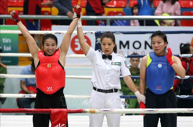 Trong ảnh: VĐV Lê Thị Hồng Đào (Hà Nội, giáp đỏ) giành huy chương Vàng sau khi chiến thắng VĐV Doãn Thị Nhuần (Hưng Yên, giáp xanh) trong trận chung kết hạng cân 60kg của nữ. Ảnh: Văn Điệp – TTXVN