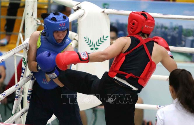 Trong ảnh: Trận chung kết hạng cân 60kg của nữ giữa VĐV Lê Thị Hồng Đào (Hà Nội, giáp đỏ) và VĐV Doãn Thị Nhuần (Hưng Yên, giáp xanh) với chiến thắng thuộc về Lê Thị Hồng Đào. Ảnh: Văn Điệp – TTXVN