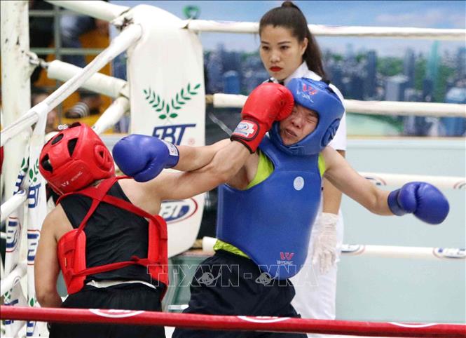 Trong ảnh: Trận chung kết hạng cân 60kg của nữ giữa VĐV Lê Thị Hồng Đào (Hà Nội, giáp đỏ) và VĐV Doãn Thị Nhuần (Hưng Yên, giáp xanh) với chiến thắng thuộc về Lê Thị Hồng Đào. Ảnh: Văn Điệp – TTXVN