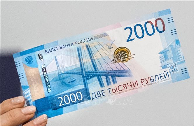 Trong ảnh (tư liệu): Đồng tiền mệnh giá 2000 ruble của Nga tại thủ đô Moskva. Ảnh: AFP/ TTXVN