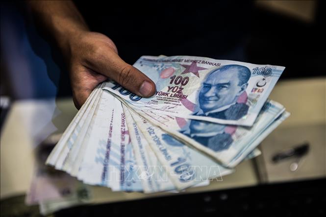 Trong ảnh (tư liệu): Đồng tiền lira của Thổ Nhĩ Kỳ tại một quầy giao dịch tiền tệ ở Istanbul ngày 13/8/2018. Ảnh: AFP/ TTXVN