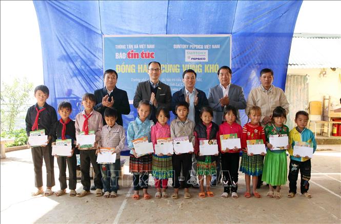 Trong ảnh: Phó Tổng biên tập Báo Tin tức Trần Ngọc Tú và Phó Chủ tịch UBND huyện Tân Uyên Nguyễn Thanh Văn trao học bổng cùng các phần quà cho các em học sinh có hoàn cảnh đặc biệt khó khăn tại Trường PTDTBT Tiểu học Hố Mít, huyện Tân Uyên tỉnh Lai Châu. Ảnh: Quý Trung – TTXVN