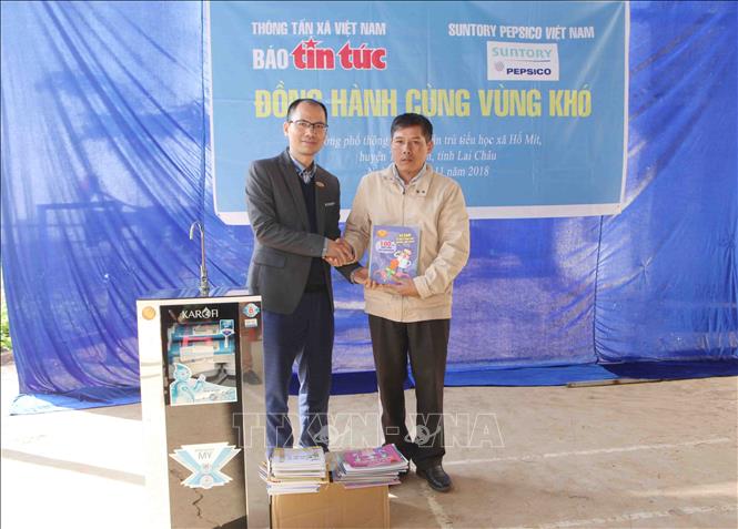 Trong ảnh: Phó Tổng Biên tập Báo Tin tức Trần Ngọc Tú trao máy lọc nước cùng sách giáo khoa, sách tham khảo cho Trường Phổ thông dân tộc bán trú tiểu học Hố Mít, huyện Tân Uyên tỉnh Lai Châu. Ảnh: Quý Trung – TTXVN
