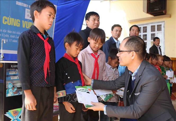 Trong ảnh: Phó Tổng Biên tập báo Tin tức Trần Ngọc Tú trao học bổng cùng các phần quà cho các em học sinh có hoàn cảnh đặc biệt khó khăn vươn lên học tập tại Trường PTDTBT Tiểu học Hố Mít, huyện Tân Uyên tỉnh Lai Châu. Ảnh: Quý Trung – TTXVN