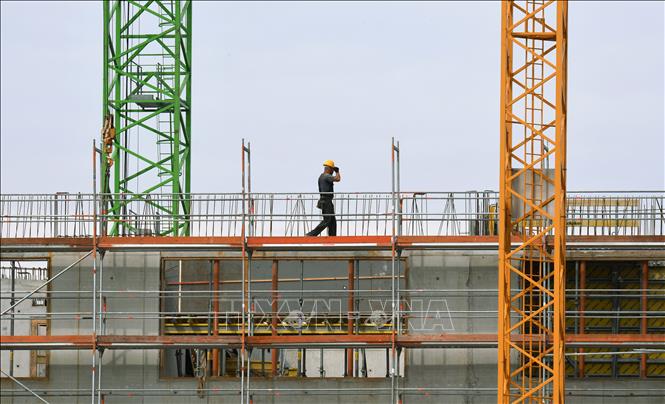 Trong ảnh: Công nhân làm việc tại một công trường xây dựng ở Munich, miền nam Đức ngày 5/7/2018. Ảnh: AFP/ TTXVN
