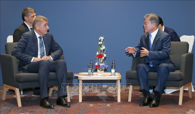 Trong ảnh: Tổng thống Hàn Quốc Moon Jae-in (phải) và Thủ tướng Séc Andrej Babis (trái) tại cuộc gặp ở Prague, CH Séc ngày 29/11/2018. Ảnh:YONHAP/TTXVN