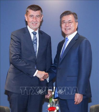 Trong ảnh: Tổng thống Hàn Quốc Moon Jae-in (phải) và Thủ tướng Séc Andrej Babis (trái) tại cuộc gặp ở Prague, CH Séc ngày 29/11/2018. Ảnh:YONHAP/TTXVN