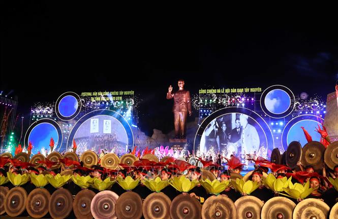 Trong ảnh: Tiết mục biểu diễn nghệ thuật tại Lễ khai mạc Festival Văn hoá Cồng chiêng Tây Nguyên 2018. Ảnh: Thống Nhất - TTXVN