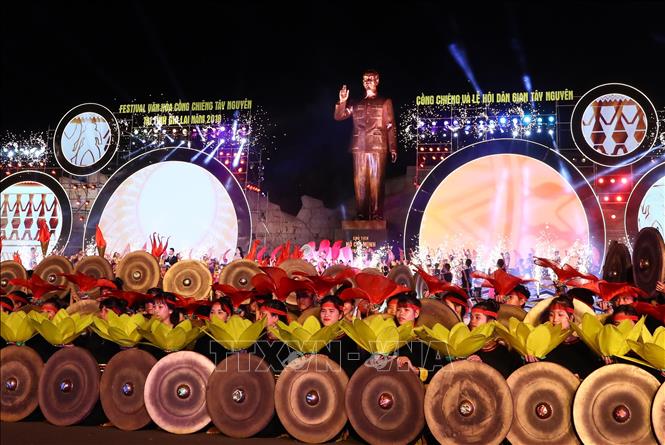 Trong ảnh: Tiết mục biểu diễn nghệ thuật tại Lễ khai mạc Festival Văn hoá Cồng chiêng Tây Nguyên 2018. Ảnh: Thống Nhất - TTXVN