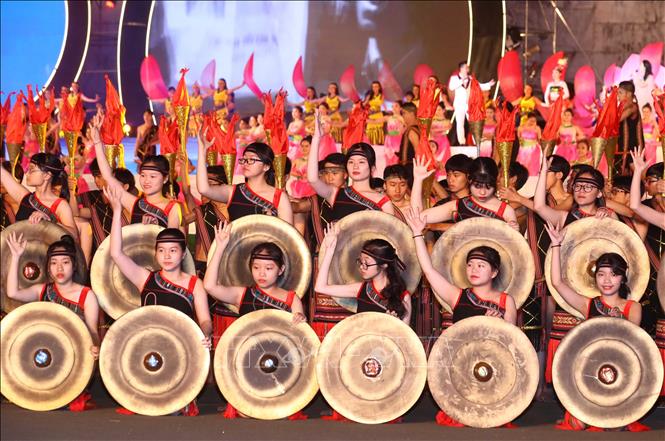 Trong ảnh: Tiết mục biểu diễn nghệ thuật tại Lễ khai mạc Festival Văn hoá Cồng chiêng Tây Nguyên 2018. Ảnh: Thống Nhất - TTXVN
