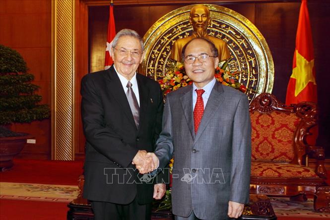 Trong ảnh: Chủ tịch Quốc hội Nguyễn Sinh Hùng hội kiến đồng chí Raúl Castro, Bí thư thứ nhất BCHTW Đảng Cộng sản Cuba, Chủ tịch Hội đồng Nhà nước và Hội đồng Bộ trưởng Cuba sang thăm hữu nghị chính thức Việt Nam, ngày 9/7/2012, tại Hà Nội. Ảnh: Nhan Sáng-TTXVN