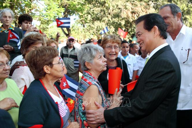 Trong ảnh: Thủ tướng Nguyễn Tấn Dũng với nhân dân thủ đô La Habana, chiều 26/3/2014, trong chuyến thăm chính thức Cuba. Ảnh: Đức Tám-TTXVN
