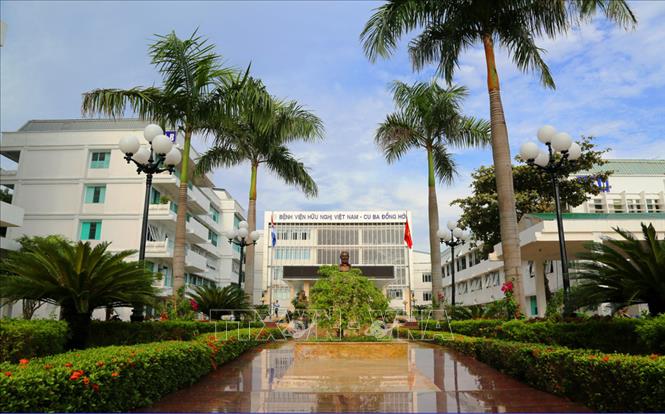 Trong ảnh: Bệnh viện Việt Nam – Cuba Đồng Hới (Quảng Bình) - biểu tượng của tình hữu nghị sắt son Việt Nam-Cuba, một trong năm công trình kinh tế-xã hội hiện đại được Cuba tặng Việt Nam năm 1973, sau chuyến thăm của Lãnh tụ Cuba Fidel Castro. Ảnh: Mạnh Thành - TTXVN
