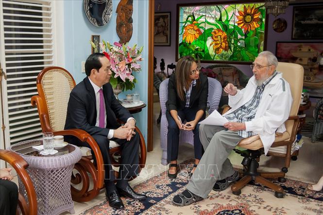 Trong ảnh: Chiều 15/11/2016, tại Thủ đô La Habana, Chủ tịch nước Trần Đại Quang hội kiến Lãnh tụ Cách mạng Cuba Fidel Castro. Ảnh: EPA/TTXVN