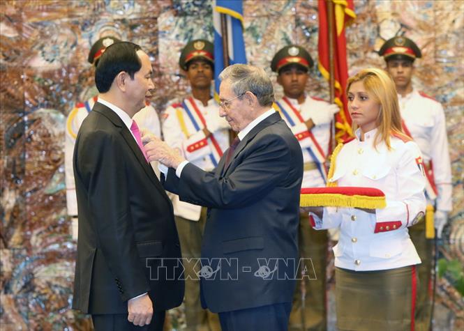 Trong ảnh: Chủ tịch Cuba Raúl Castro trao tặng Huân chương José Martí cho Chủ tịch nước Trần Đại Quang, ngày 16/11/2016, tại Cung Cách mạng ở Thủ đô La Habana. Ảnh: Nhan Sáng-TTXVN
  