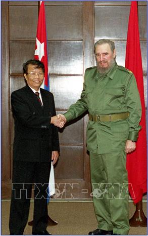 Trong ảnh: Chủ tịch nước Trần Đức Lương gặp Chủ tịch Fidel Castro tại Cung Cách mạng ở Thủ đô La Habana, trong chuyến thăm hữu nghị chính thức tới Cuba, ngày 9/4/2000. Ảnh: Trọng Nghiệp – TTXVN