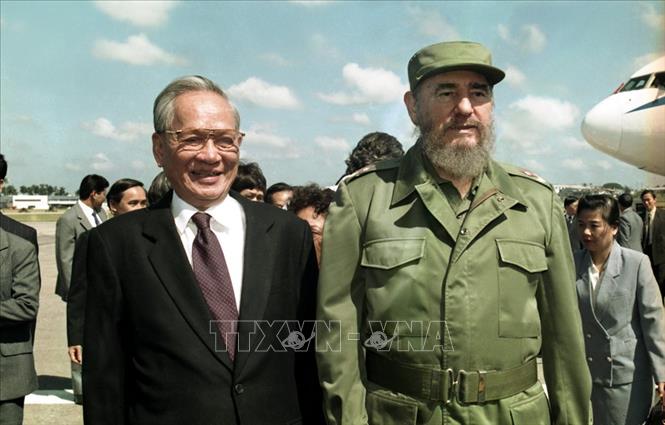 Trong ảnh: Chủ tịch Fidel Castro đón Chủ tịch nước Lê Đức Anh tại sân bay quốc tế José Martí (La Habana), trong chuyến thăm hữu nghị chính thức tới Cuba từ 12-17/10/1995. Ảnh: Cao Phong – TTXVN