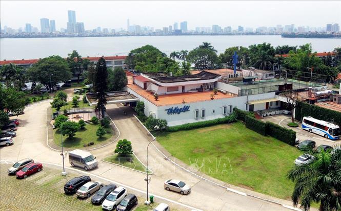 Trong ảnh: Khách sạn Thắng Lợi (Hà Nội) - một trong năm công trình kinh tế-xã hội hiện đại được Cuba tặng Việt Nam năm 1973, sau chuyến thăm của Lãnh tụ Cuba Fidel Castro. Ảnh: Lâm Khánh-TTXVN