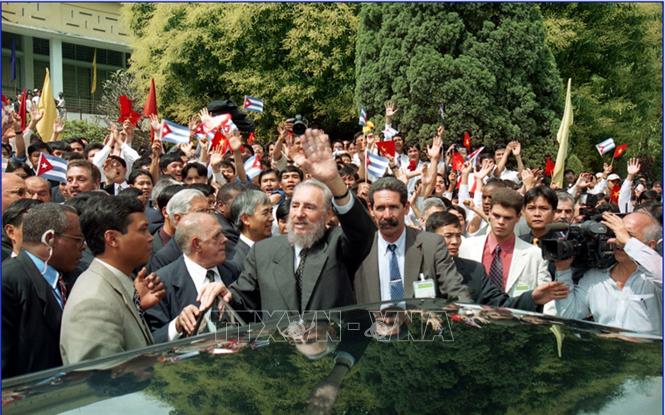 Trong ảnh: Chủ tịch Cuba Fidel Castro thăm trường Đại học Bách khoa Hà Nội trong sự chào đón nồng nhiệt, ngày 23/2/2003. Ảnh: Đức Tám – TTXVN