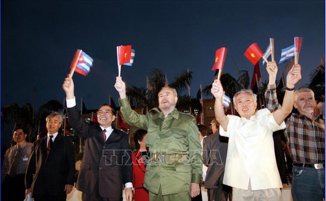 Trong ảnh: Tổng Bí thư Nông Đức Mạnh và Chủ tịch Fidel Castro dự cuộc mít tinh đoàn kết với Việt Nam, tại trường Đại học Tin học (La Habana), ngày 8/3/2004, với sự tham gia của 5.000 sinh viên Cuba. Ảnh: Xuân Tuân - TTXVN