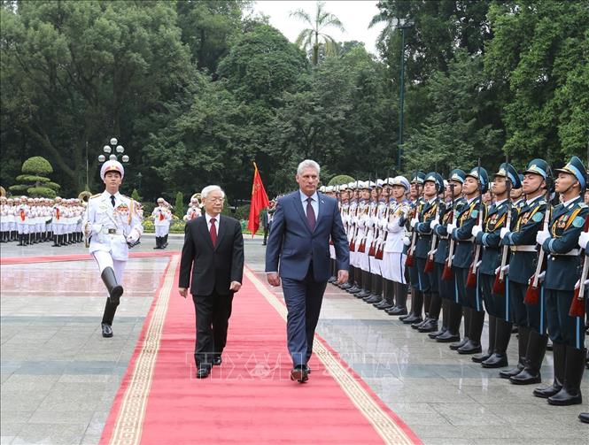 Trong ảnh: Tổng Bí thư, Chủ tịch nước Nguyễn Phú Trọng và Chủ tịch HĐNN và HĐBT Cuba Miguel Diaz Canel duyệt Đội danh dự Quân đội nhân dân Việt Nam trong chuyến thăm hữu nghị chính thức Việt Nam, sáng 9/11/2018, tại Hà Nội. Ảnh: Trí Dũng-TTXVN
