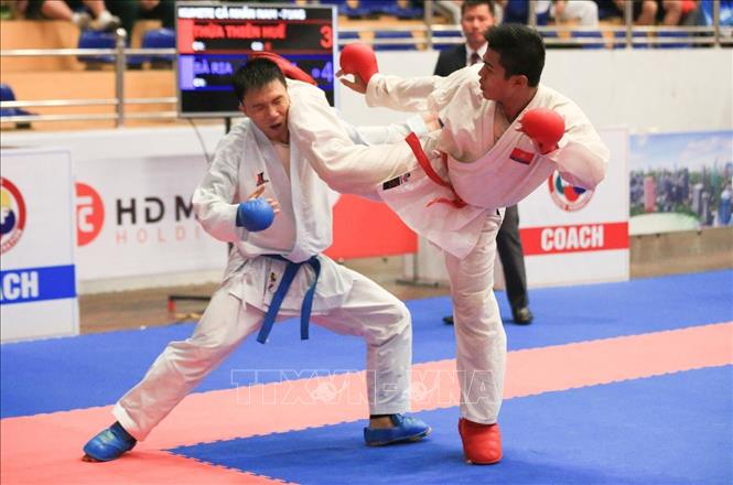 Trong ảnh: Trận chung kết Kumite (đối kháng) cá nhân hạng cân 71kg nam giữa hai VĐV Nguyễn Ngọc Thành (đai xanh, Bà Rịa-Vũng Tàu) và Hồ Đình Thuận (đai đỏ, Thừa Thiên-Huế). Kết quả, Hồ Đình Thuận (Thừa Thiên-Huế) chiến thắng, giành huy chương vàng. Ảnh: Trọng Đạt – TTXVN