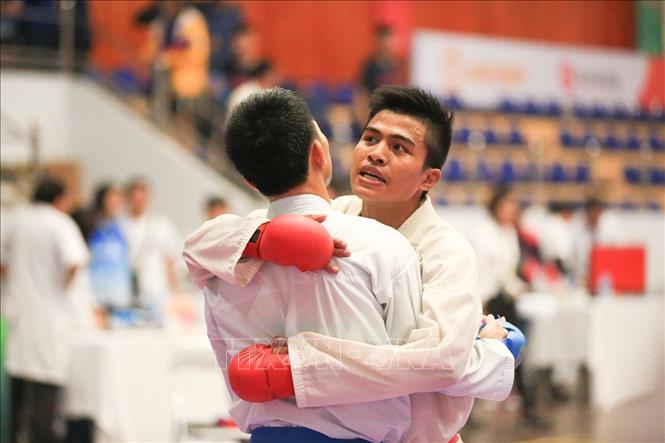 Trong ảnh: Trận chung kết Kumite (đối kháng) cá nhân hạng cân 71kg nam giữa hai VĐV Nguyễn Ngọc Thành (đai xanh, Bà Rịa-Vũng Tàu) và Hồ Đình Thuận (đai đỏ, Thừa Thiên-Huế). Kết quả, Hồ Đình Thuận (phải, Thừa Thiên-Huế) chiến thắng, giành huy chương vàng. Ảnh: Trọng Đạt – TTXVN  