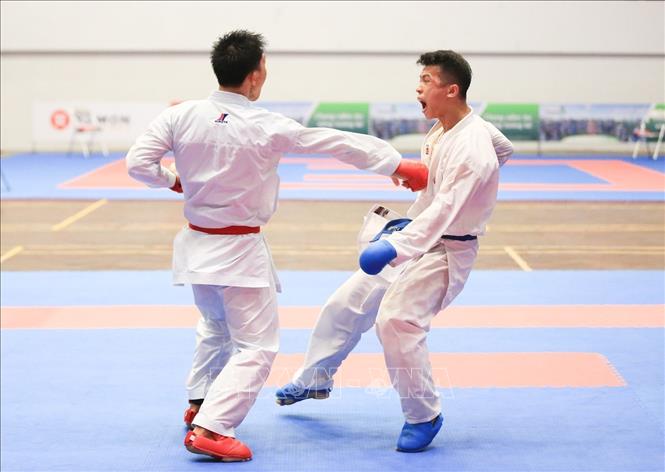 Trong ảnh: Trận chung kết Kumite (đối kháng) cá nhân hạng cân 71kg nam giữa hai VĐV Nguyễn Ngọc Thành (đai xanh, Bà Rịa-Vũng Tàu) và Hồ Đình Thuận (đai đỏ, Thừa Thiên-Huế). Kết quả, Hồ Đình Thuận (Thừa Thiên-Huế) chiến thắng, giành huy chương vàng. Ảnh: Trọng Đạt – TTXVN  