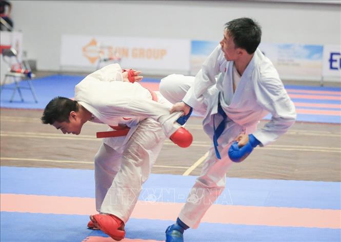 Trong ảnh: Trận chung kết Kumite (đối kháng) cá nhân hạng cân 71kg nam giữa hai VĐV Nguyễn Ngọc Thành (đai xanh, Bà Rịa-Vũng Tàu) và Hồ Đình Thuận (đai đỏ, Thừa Thiên-Huế). Kết quả, Hồ Đình Thuận (Thừa Thiên-Huế) chiến thắng, giành huy chương vàng. Ảnh: Trọng Đạt – TTXVN  