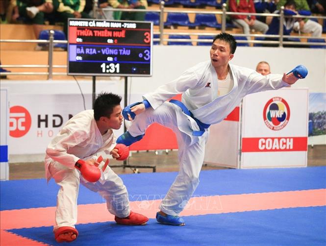 Trong ảnh: Trận chung kết Kumite (đối kháng) cá nhân hạng cân 71kg nam giữa hai VĐV Nguyễn Ngọc Thành (đai xanh, Bà Rịa-Vũng Tàu) và Hồ Đình Thuận (đai đỏ, Thừa Thiên-Huế). Kết quả, Hồ Đình Thuận (Thừa Thiên-Huế) chiến thắng, giành huy chương vàng. Ảnh: Trọng Đạt – TTXVN  