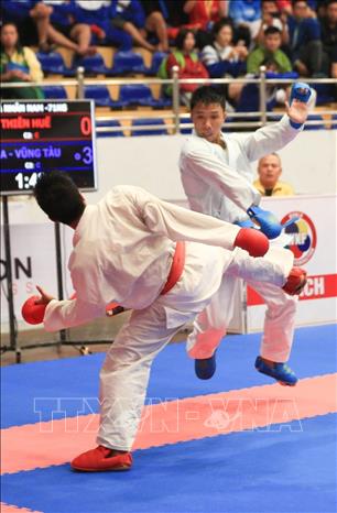 Trong ảnh: Trận chung kết Kumite (đối kháng) cá nhân hạng cân 71kg nam giữa hai VĐV Nguyễn Ngọc Thành (đai xanh, Bà Rịa-Vũng Tàu) và Hồ Đình Thuận (đai đỏ, Thừa Thiên-Huế). Kết quả, Hồ Đình Thuận (Thừa Thiên-Huế) chiến thắng, giành huy chương vàng. Ảnh: Trọng Đạt – TTXVN  