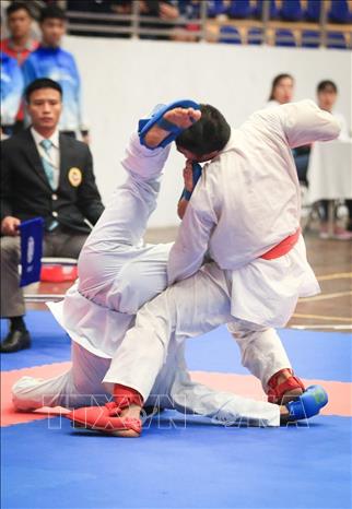 Trong ảnh: Trận chung kết Kumite (đối kháng) cá nhân hạng cân 71kg nam giữa hai VĐV Nguyễn Ngọc Thành (đai xanh, Bà Rịa-Vũng Tàu) và Hồ Đình Thuận (đai đỏ, Thừa Thiên-Huế). Kết quả, Hồ Đình Thuận (Thừa Thiên-Huế) chiến thắng, giành huy chương vàng. Ảnh: Trọng Đạt – TTXVN  