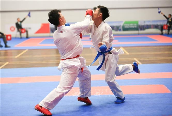 Trong ảnh: Trận thi đấu Kumite (đối kháng) cá nhân hạng cân 71kg nam. Ảnh: Trọng Đạt – TTXVN  