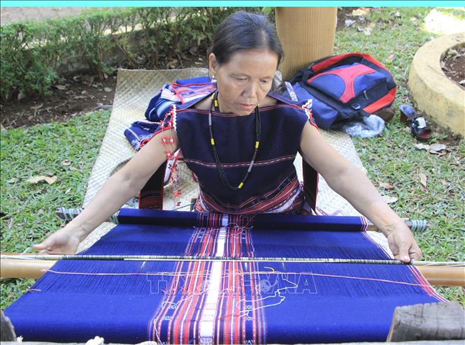 Trong ảnh: Trình diễn dệt thổ cẩm. Ảnh: Hồng Điệp - TTXVN