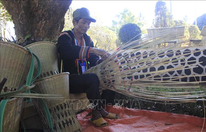 Trong ảnh: Trình diễn nghệ thuật đan lát. Ảnh: Hồng Điệp - TTXVN 