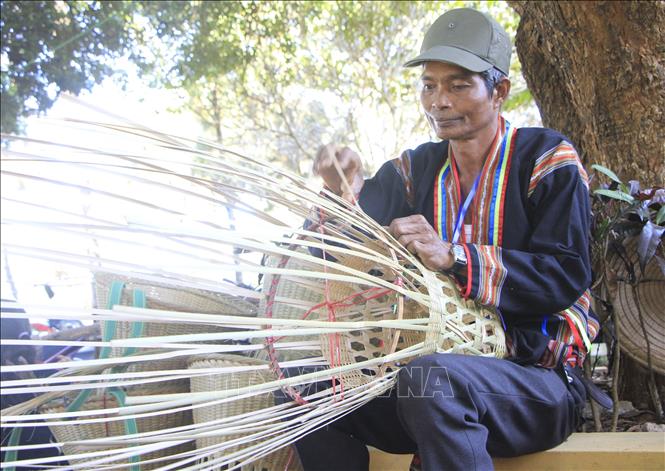 Trong ảnh: Trình diễn nghệ thuật đan lát. Ảnh: Hồng Điệp - TTXVN 