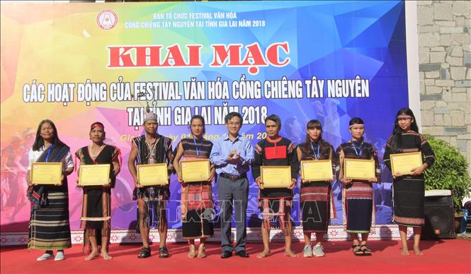 Trong ảnh: Trao Giấy chứng nhận cho các nghệ nhân trong việc tham gia các hoạt động văn hóa dân gian tại Festival. Ảnh: Hồng Điệp - TTXVN