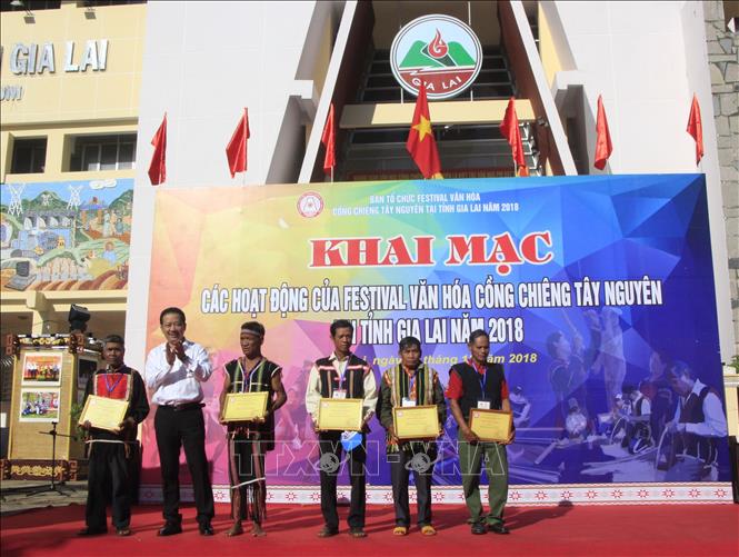 Trong ảnh: Trao Giấy chứng nhận cho các nghệ nhân trong việc tham gia các hoạt động văn hóa dân gian tại Festival. Ảnh: Hồng Điệp - TTXVN