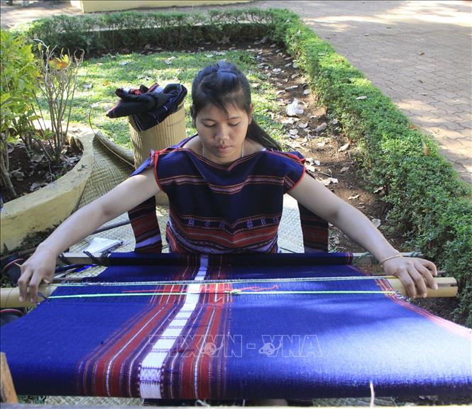 Trong ảnh: Trình diễn nghệ thuật dệt thổ cẩm. Ảnh: Hồng Điệp - TTXVN