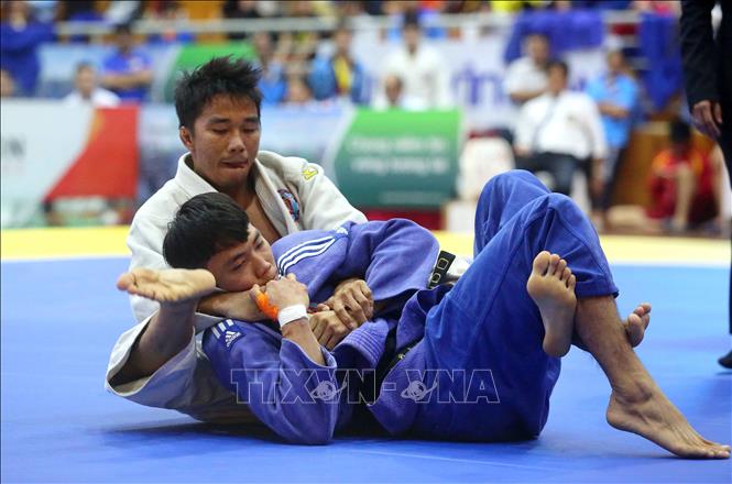Trong ảnh: Trận bán kết nội dung nam dưới 60 kg giữa VĐV Phan Trúc Phi (Bình Thuận, áo trắng) và VĐV Võ Phạm Hoàng Ân (Bà Rịa-Vũng Tàu, áo xanh). Ảnh: Thành Đạt – TTXVN
