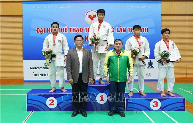 Trong ảnh: Trao huy chương nội dung nam dưới 66 kg cho các VĐV: Lê Đức Đông (Sóc Trăng, HCV), Phan Vũ Nam (Công an nhân dân, HCB), Nguyễn Hải Bá (TP Hồ Chí Minh, HCĐ) và Nguyễn Tấn (Bình Dương, HCĐ). Ảnh: Thành Đạt – TTXVN
