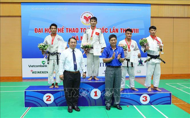 Trong ảnh: Trao giải nội dung nam dưới 60 kg cho các VĐV: Huỳnh Nhất Thống (Đồng Tháp, HCV), Phan Trúc Phi (Bình Thuận, HCB), Võ Phạm Hoàng Ân (Bà Rịa–Vũng Tàu, HCĐ) và Cấn Văn Thắng (Hà Nội, HCĐ). Ảnh: Thành Đạt – TTXVN
